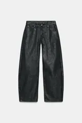 Jeans de tiro bajo con corte barrel leg y largo completo. Presentan un acabado craquelado, diseño de cinco bolsillos, trabillas en la cintura y cierre frontal con cremallera y botón metálico.