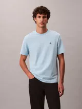 Remera de manga corta Calvin Klein color celeste, con cuello redondo y el monograma CK bordado en contraste en el pecho.