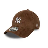 Gorra de visera curva New Era modelo 9Forty, confeccionada en tela de pana color marrón. Presenta el logo de los New York Yankees bordado en el frente en color blanco y el logo de la marca en el lateral.