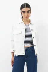 Remera corta a rayas horizontales azul marino y blanco, de manga corta y corte ajustado.