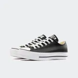 Championes Converse Chuck Taylor All Star Platform de cuero sintético negro, de caña baja, con plataforma de goma blanca y cordones blancos.