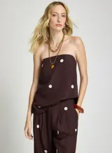 Blusa sin mangas con diseño strapless, color marrón con estampado de lunares blancos.