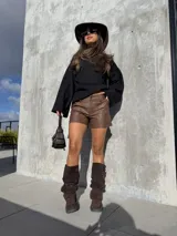 Short de tiro medio confeccionado en ecocuero de alta calidad, con bolsillos delanteros y diseño de estilo urbano.