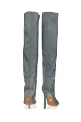 Bota alta plateada con textura brillante, punta fina y taco aguja.