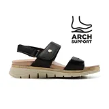 Sandalia casual de mujer con tiras ajustables de cuero sintético negro, detalle de aplique metálico dorado y suela ergonómica con soporte de arco en color beige con detalles dorados.
