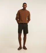 Bermuda recta de lino y algodón color verde oscuro, con trabillas, cierre tradicional y bolsillos.