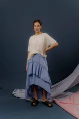 Pollera larga celeste de diseño fluido, confeccionada en algodón, con capas asimétricas, volados y cintura elástica.