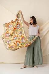 Pañuelo rectangular de algodón y viscosa con estampado abstracto en tonos verdes, rosas, azules y blancos.