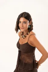 Top de encaje color chocolate con breteles finos, diseño con frunce central y terminación en punta en el ruedo.