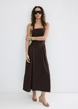 Vestido midi de 100% algodón con textura de bámbula, color marrón, con escote cuadrado, tirantes anchos y falda con caída amplia.