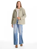 Sobrecamisa de tejido sherpa color verde oscuro, con cuello de solapa, cierre frontal con botones y bolsillos delanteros.