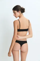 Top deportivo de diseño minimalista, sin costuras, con escote en V y breteles finos. Confeccionado en tejido elástico de tacto suave.