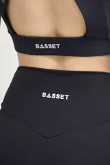 Minishort negro de tiro alto, con cintura con doble tela y recorte en la parte posterior.