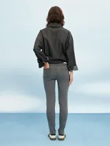 Jean de mujer, modelo Cadiz, tiro alto, corte skinny, color azul oscuro desgastado.