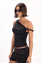 Blusa negra de un solo hombro con fruncidos laterales y tirante caído sobre el brazo.