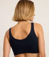 Top deportivo azul marino con copas removibles, escote redondo y breteles anchos.