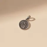 Dije circular de plata 925 con relieve de la Virgen de Guadalupe.