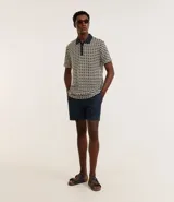 Bermuda masculina de corte recto, confeccionada en una mezcla de algodón y lino. Presenta cintura elástica con cordón de ajuste, bolsillos laterales y diseño liso.