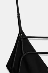 Vestido midi de tejido satinado color celeste pálido, con escote en V y tirantes finos ajustables. Presenta un detalle de tiras cruzadas en la espalda.