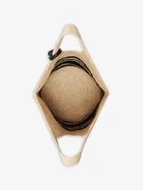 Bolso hobo tote confeccionado en rafia tejida de color beige con franjas negras, silueta amplia y asas largas. Cuenta con un detalle colgante de cuero con herraje metálico.