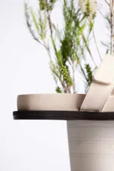 Sandalias marrones con dos tiras anchas sobre el empeine, una de ellas ajustable con hebilla dorada.