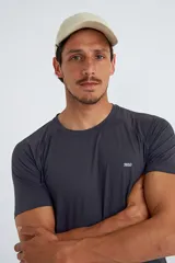 Gorro deportivo negro con perforaciones para ventilación y ajuste trasero con cinta.