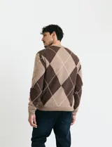Sweater de punto con diseño de rombos en gris y azul marino, escote redondo a la base, manga larga y terminaciones en punto acanalado en cuello, puños y ruedo.