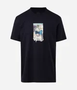 Remera de algodón color negro con cuello redondo y manga corta. Presenta un estampado central con la imagen de un alienígena y la frase 'Stay Weird' en tipografía estilo graffiti.