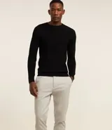 Pantalón de vestir para hombre, color beige claro, de corte slim y sastrería. Presenta cierre frontal con botón y cremallera, y bolsillos laterales y traseros.