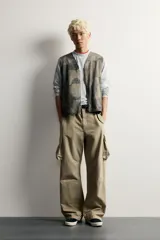 Chaleco relaxed fit de algodón con estampado de camuflaje, cuello en V, cierre frontal con cremallera y bolsillos de vivo en la cadera.