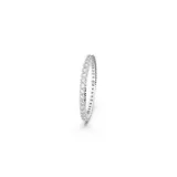 Anillo plateado con banda completa de brillantes chatones.
