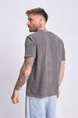 Camiseta de manga corta gris oscuro con efecto lavado.