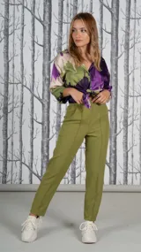 Pantalón de vestir verde oliva, de corte recto, con bolsillos laterales y traseros.