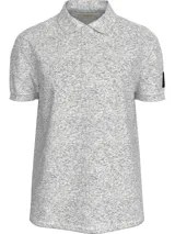 Chomba gris jaspeado de piqué de algodón peinado, con cuello clásico y tapeta de dos botones. Tiene mangas cortas, dobladillo con aberturas laterales y logo de Calvin Klein en la manga.