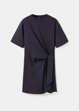 Vestido corto negro de manga corta y cuello redondo, con detalle de lazo cruzado en la cintura.