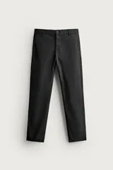 Pantalón chino skinny fit color gris oscuro, confeccionado en mezcla de algodón con elasticidad. Cuenta con bolsillos frontales, bolsillos traseros de vivo y cierre frontal con cremallera y botón.