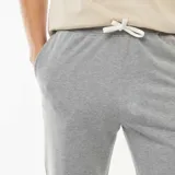Pantalón de jogging gris liso, de corte recto y tiro medio, con cintura elástica y cordón ajustable.
