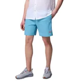 Short de baño color celeste, con cintura elástica y cordón ajustable. Cuenta con calzoncillos interiores de malla, bolsillos laterales y un bolsillo trasero con cierre de seguridad. Incorpora tecnologías de protección solar y repelencia a líquidos.