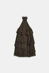 Vestido corto marrón oscuro con cuello halter, diseño de múltiples volantes en cascada y espalda descubierta.