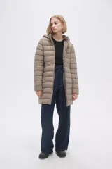 Campera acolchada color beige, de corte largo, con capucha y cierre frontal con cremallera.