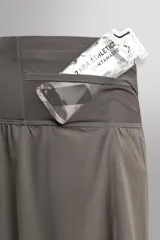 Short deportivo de trail running confeccionado en tejido técnico elástico con textura. Presenta una cintura elástica ancha con compartimentos integrados, bolsillo trasero con cierre y aberturas laterales en el bajo.