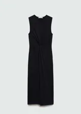 Vestido midi sin mangas de color negro, con cuello redondo y detalle drapeado en la cintura que crea un efecto de nudo frontal. Presenta un diseño recto y minimalista.