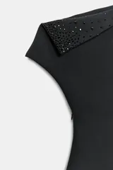 Vestido mini negro de escote y mangas asimétricas con pliegues y aplicaciones de brillos.