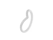 Anillo de acero plateado con diseño en V y circonias incrustadas.
