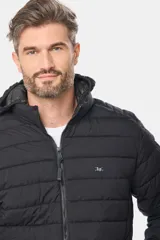 Campera de abrigo gris oscuro, capitoneada, con cuello alto y capucha desmontable. Cierre frontal con cremallera y bolsillos laterales con cierre. Logo bordado en el pecho.