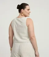 Blusa sin mangas, estilo chaleco, confeccionada en viscolino con estampado de rayas verticales finas. Presenta escote en V con amarras ajustables en el centro del busto.