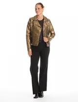 Chaqueta tipo biker de eco cuero con acabado metalizado dorado. Presenta cuello con solapa decorado con ribete bordado de pedrería y strass, cierre frontal asimétrico con cremallera metálica y bolsillos laterales funcionales con cierre.