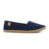 Zapatilla casual Moleca para mujer, tipo alpargata baja de color amarillo, con perforaciones en toda la capellada para mayor ventilación, suela texturizada tipo yute y detalle de aplique marrón con un corazón metálico en el talón.