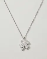 Collar de acero con dije en forma de trébol de cuatro hojas, completamente cubierto de circonias brillantes.