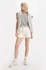 Short de jean color crema, de tiro medio y corte recto.